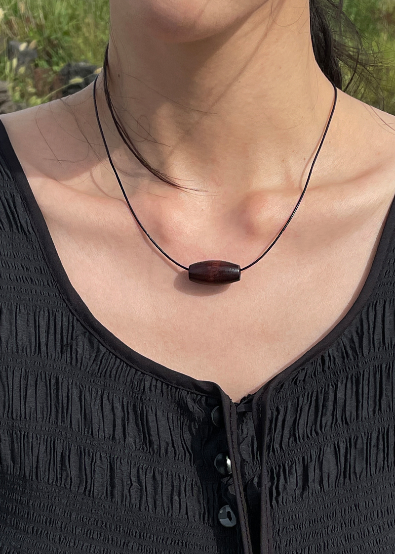 oval ball black line necklace